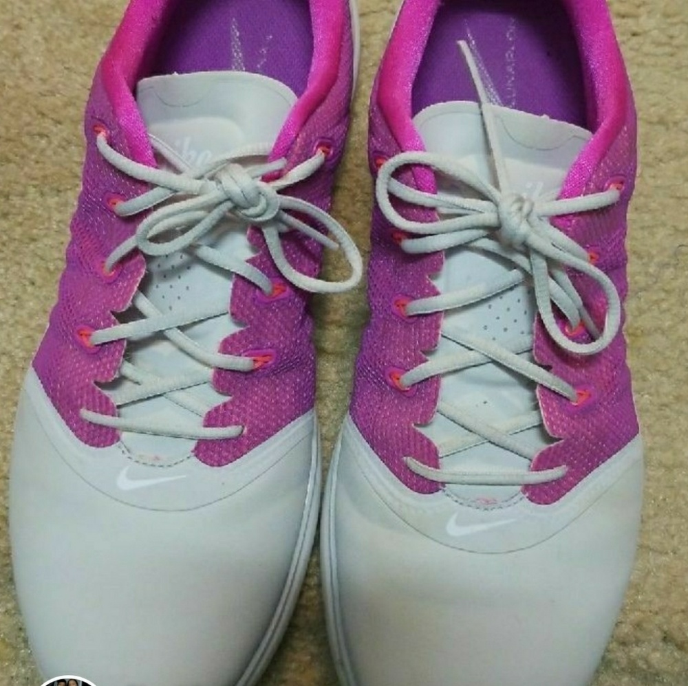 NIKE
